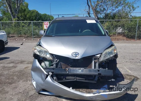 2012 Toyota Sienna Le V6 8 Passenger z USA, uszkodzony, nr VIN 5TDKK3DC7CS200870